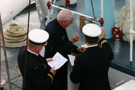 The padr&eacute; prepares the service with his aides
